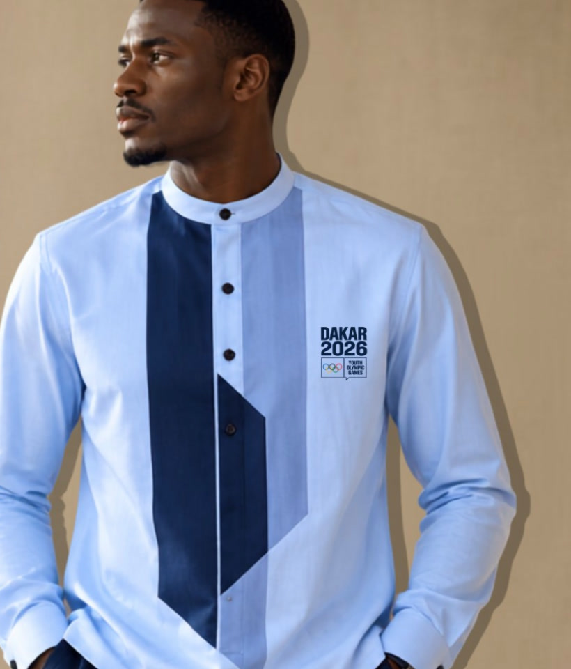 Détail de la chemise portée, avec empiècements bleu nuit et bleu clair
